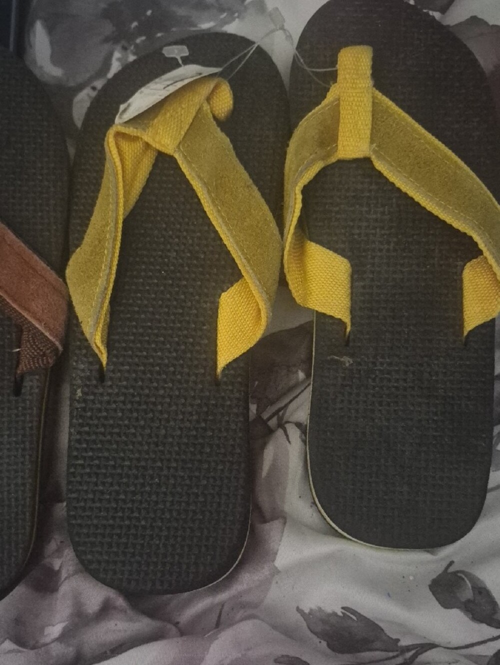 Women’s Assorted Flip Flop Sandals 6 PAIR $10 - Picture 3 of 9